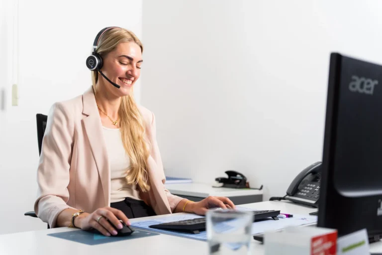 Versicherungsberater im Kundengespräch