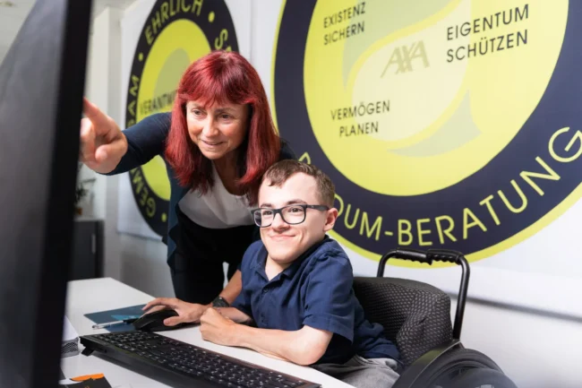Mitarbeiter bei der Finanzberatung im Büro