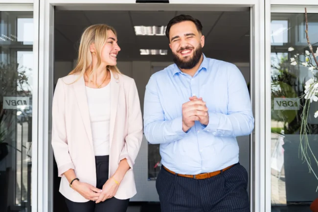 Berater im Gespräch mit Kunden im Büro