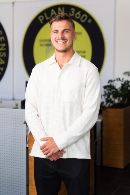 Outdoor Businessportrait eines Mitarbeiters in Burgau