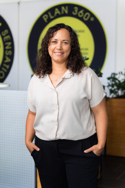 Natürliche Mitarbeiterportraits im Freien für den Onlineauftritt