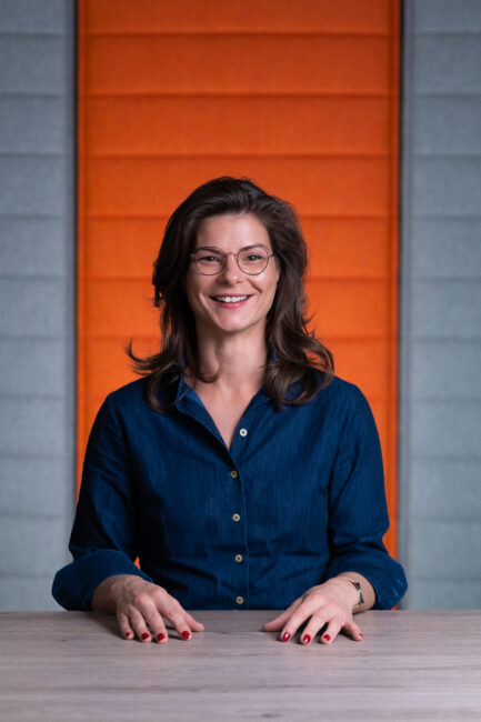 Mitarbeiterwand mit einheitlichen Businessportraits für Unternehmen aus Dillingen