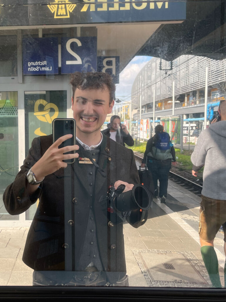 Teamfoto eines Unternehmens in entspannter Atmosphäre