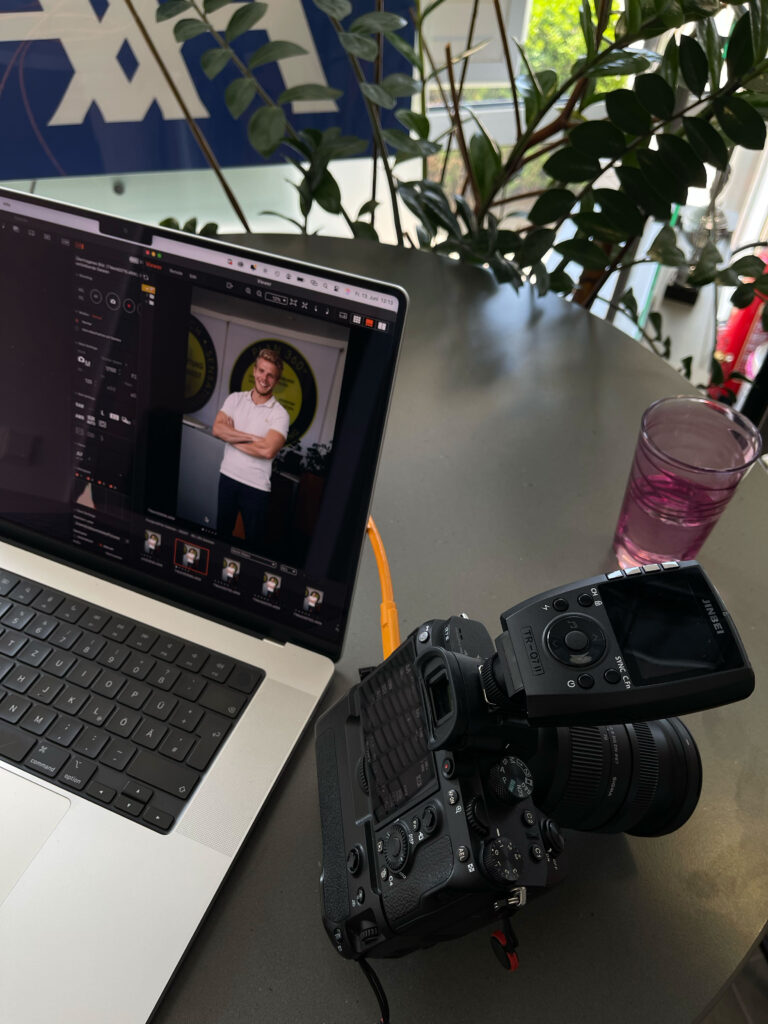 Mitarbeitergruppe in einem professionellen Arbeitsumfeld