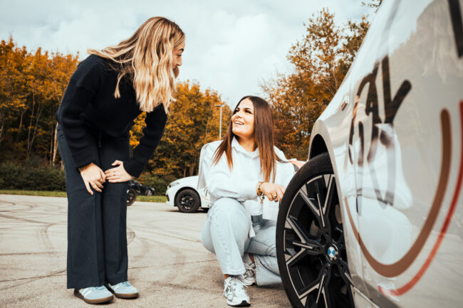 Mitarbeiter im Gespräch mit Kunden im Büro